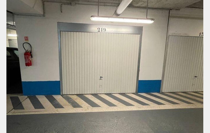 Garage CHARENTON-LE-PONT 12 m2 200 € Garage CHARENTON-LE-PONT 12 m2 200 €